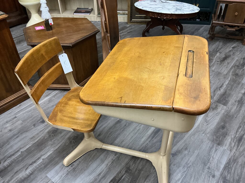 #3CV Vtg student desk